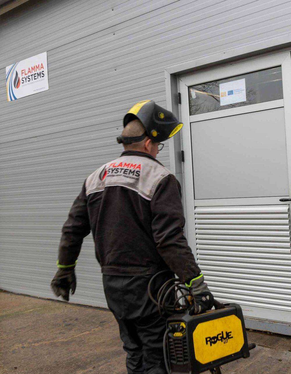 Servicetekniker på väg in i en containerpanncentral